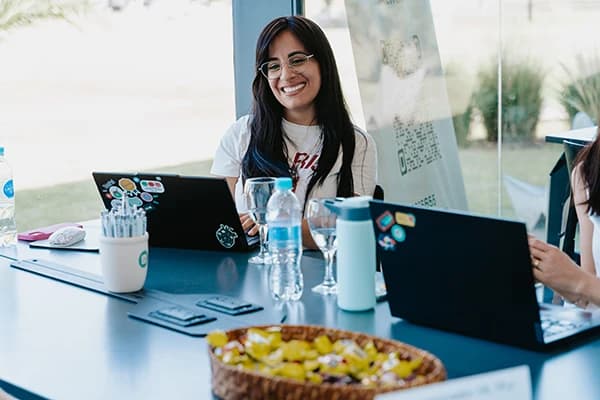 Una emprendedora atiende su stand