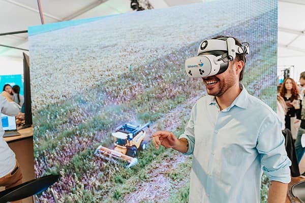 Un visitante prueba una demo con lentes de realidad virtual